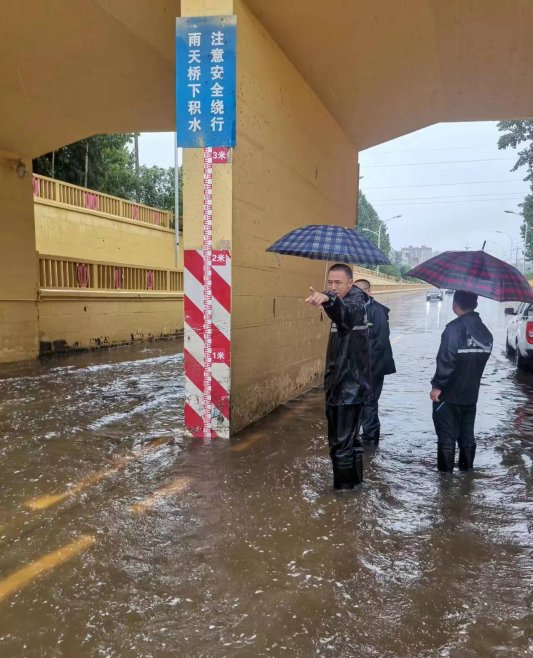 济宁李营街道党员干部防汛一线勇担当