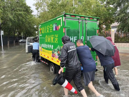 济宁李营街道党员干部防汛一线勇担当