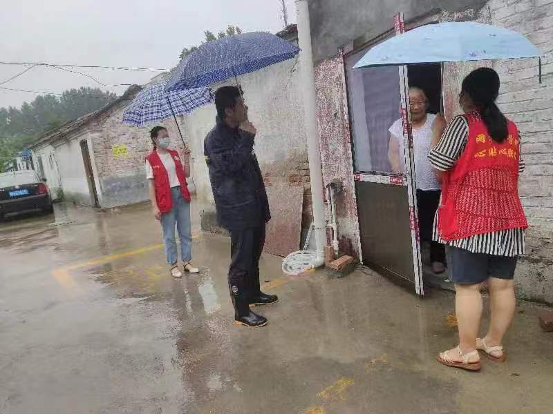 【小网格，大服务】大雨中走访危房户 暖民心 促平安